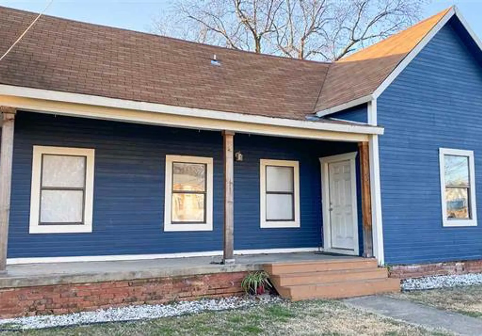 Cozy Three Bedroom House for Rent! — Photo 1