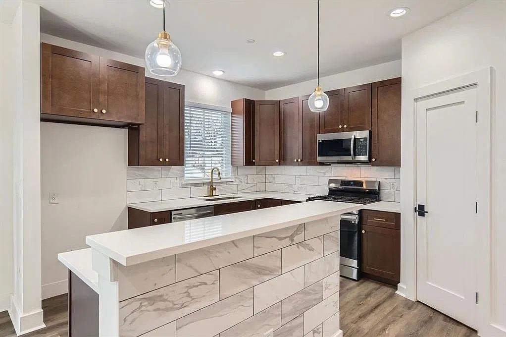 3 bed, 2.5 bath, 1296 sqft, $1,950 — Photo 3