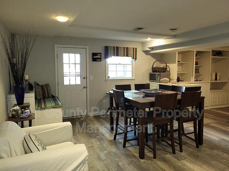 2 bed, 1.0 bath, 1198 sqft, $1,725 — Photo 4