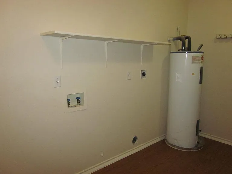 1102 Comfort St — Photo 8