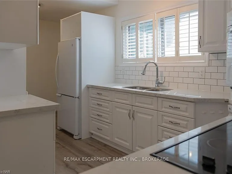 359 Queensdale Ave E #UPPER — Photo 2