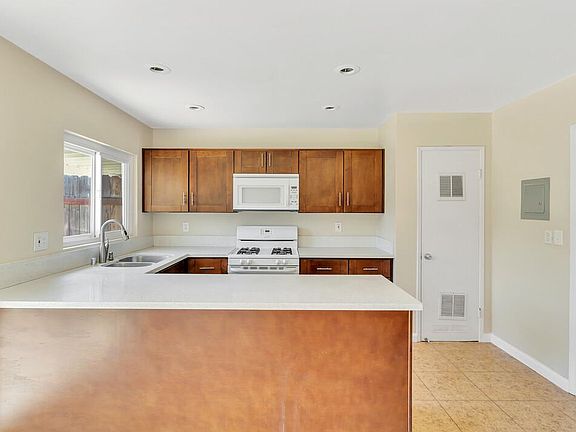 2nd image of 424 Civic Center Dr