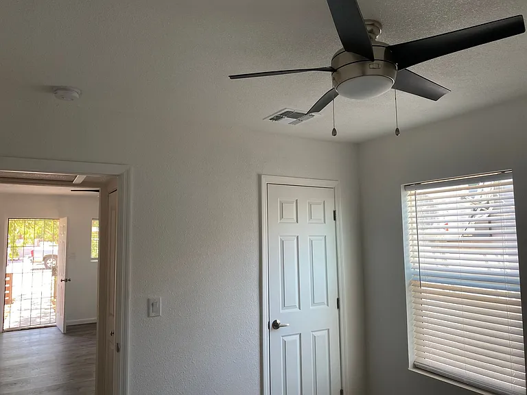 2425 W Turney Ave — Photo 8