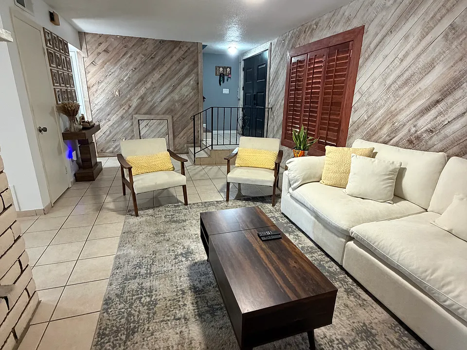 217 E Castellano Dr #B
