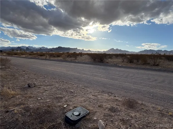 852 S Emery Park Rd, Golden Valley, AZ 86413