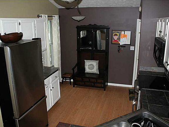 3rd image of 7710 Bayridge Dr