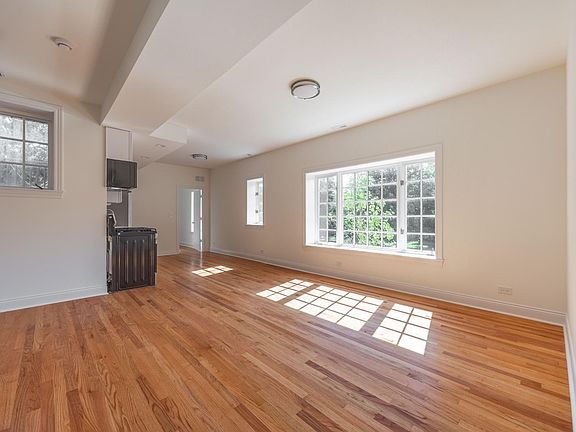 3rd image of 3105 N Harding Ave #2E
