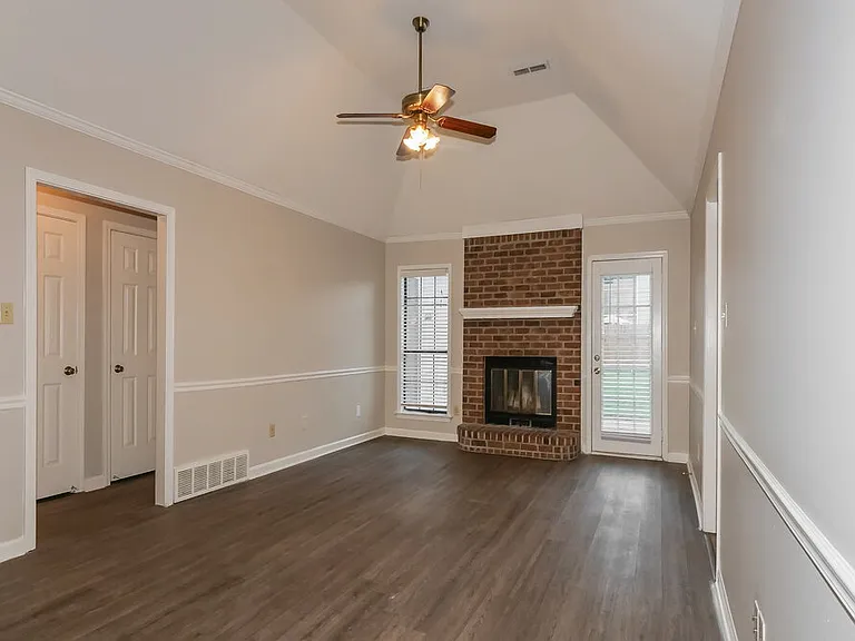 2590 Laurelcrest Dr — Photo 4