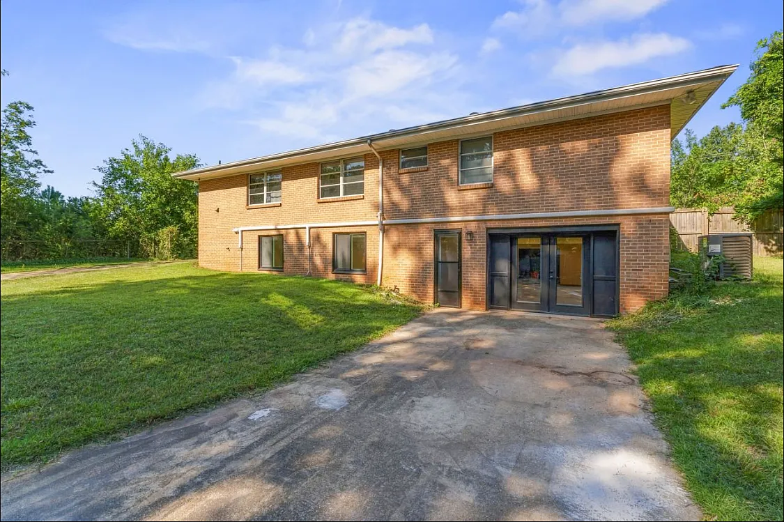 3 bed, 1200 sqft, $2,400 — Photo 2