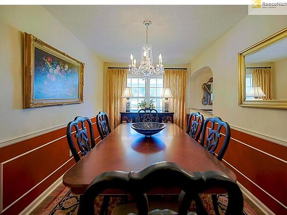 BEAUTIFUL FORMAL DINING ROOM