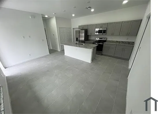 1 bed, 1027 sqft, $1,350 — Photo 3