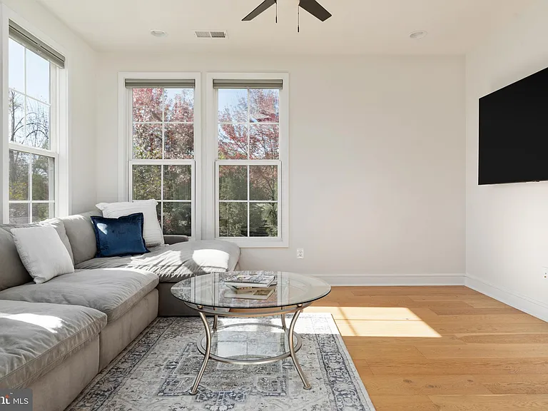 6746 Upland Manor Dr — Photo 34