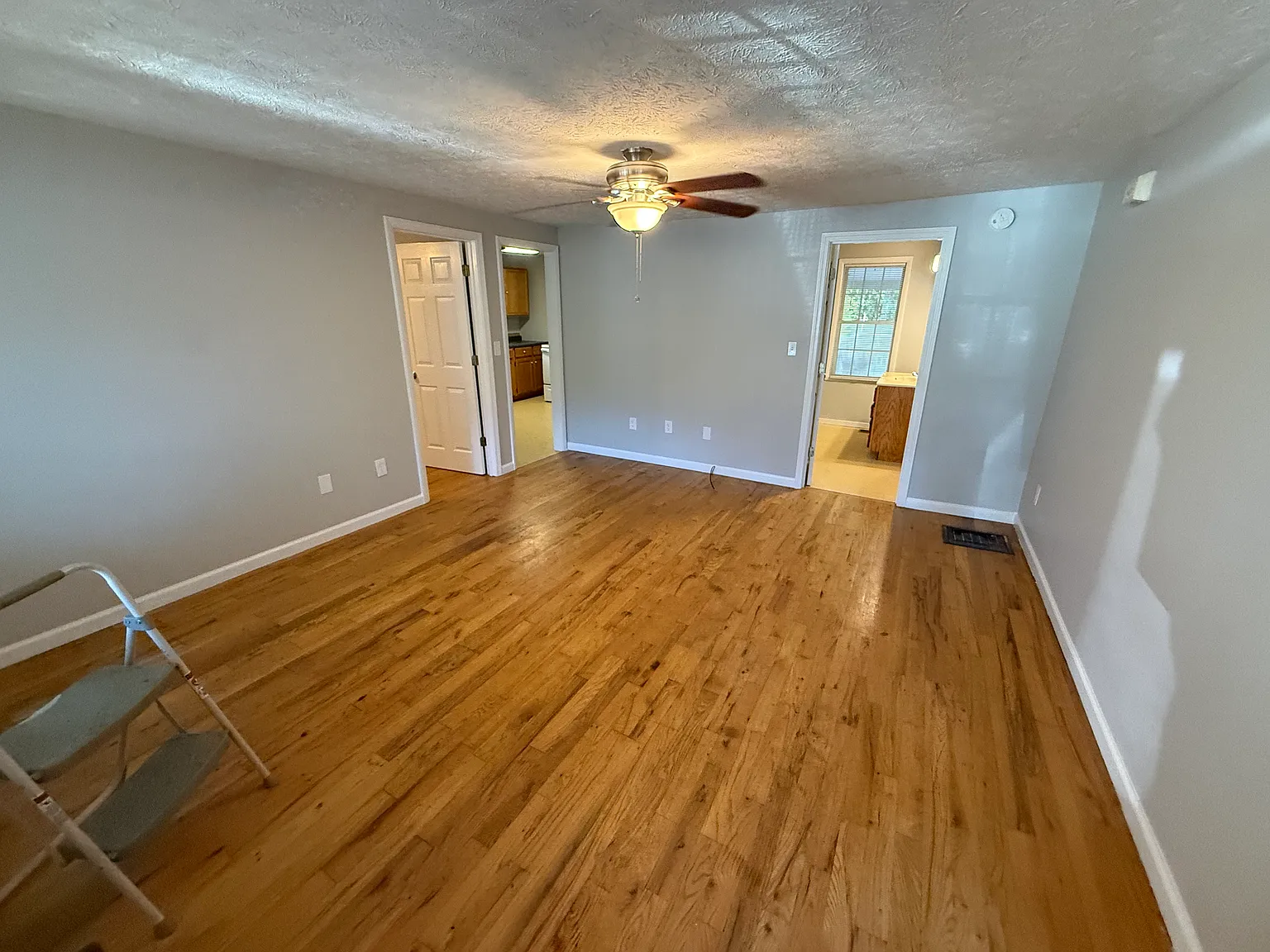 1 bed, 900 sqft, $1,350 — Photo 3