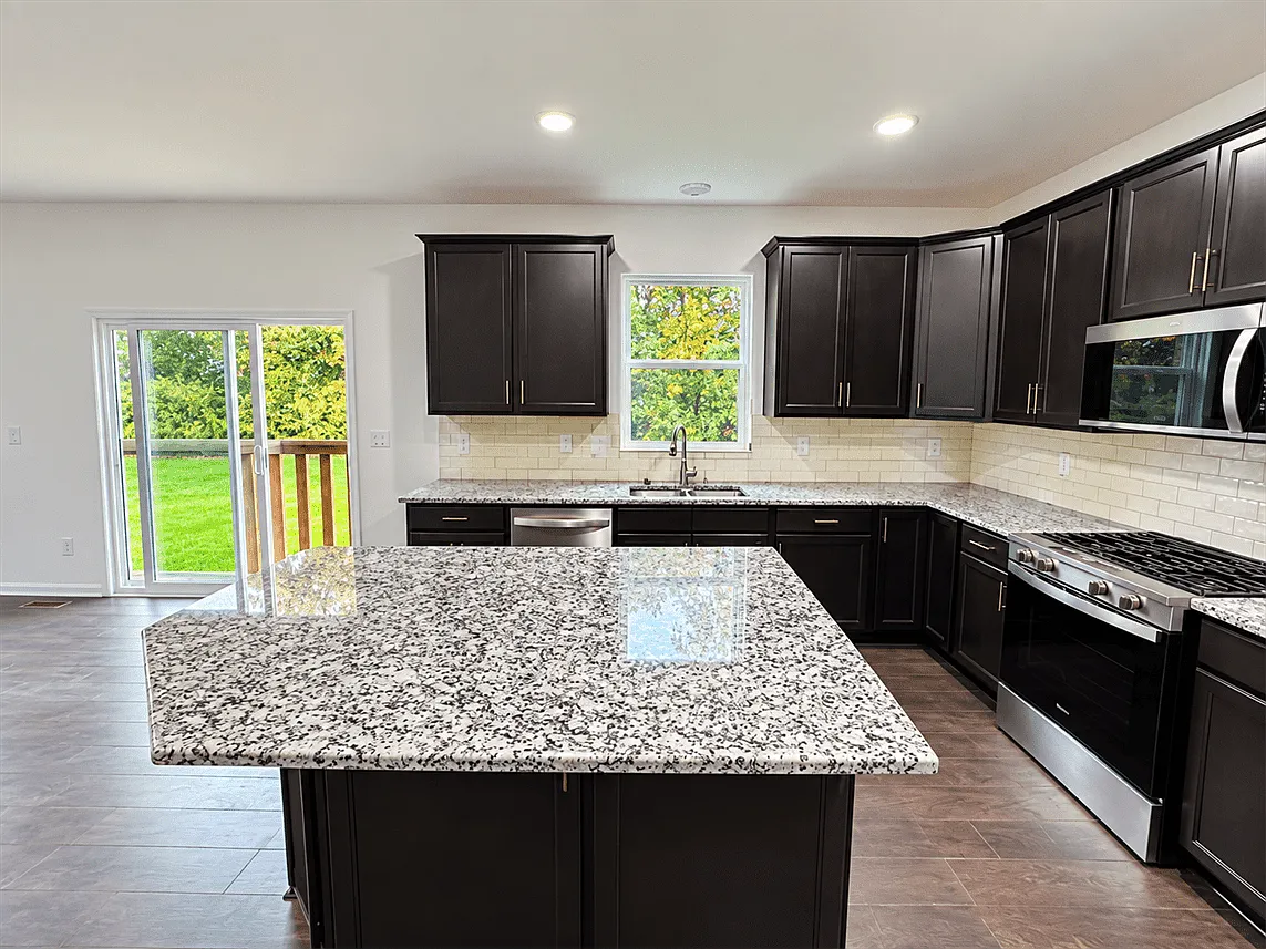 5 bed, 2621 sqft, $4,500 — Photo 3