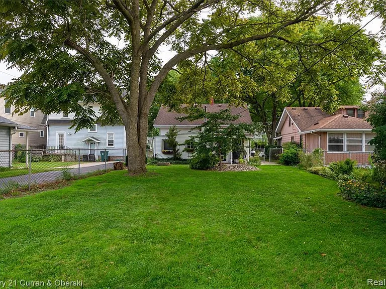 523 E Farnum Ave — Photo 37