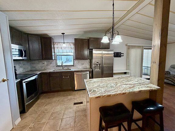 3rd image of 2217 Parkland Dr