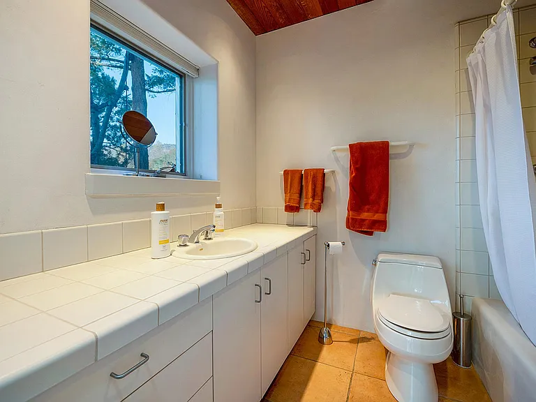 In-Law Studio Bath
