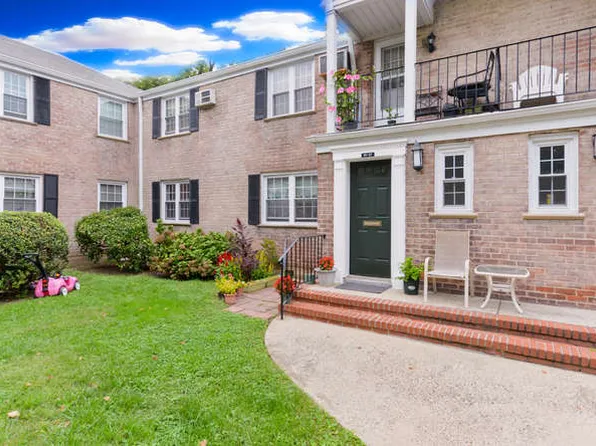 6105 224th St #597, Oakland Gardens, NY 11364