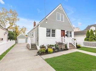 9 Hanover St, Floral Park, NY 11001