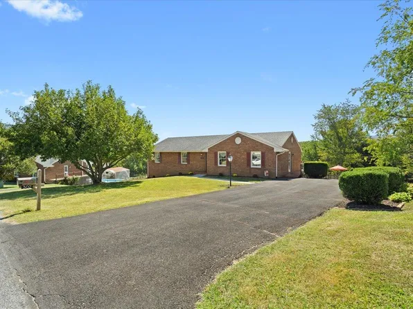 302 Hillandale Dr, Troutville, VA 24175