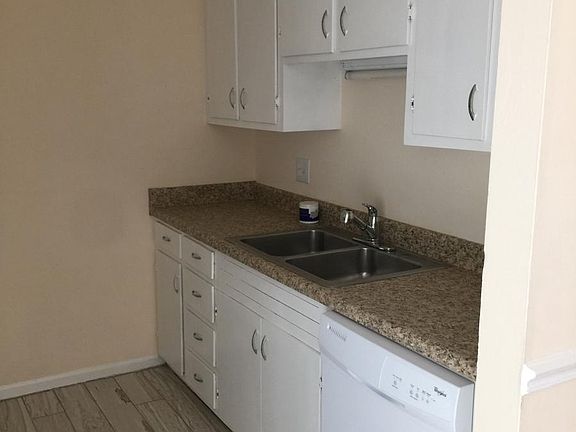 5th image of 341 Oak Dr