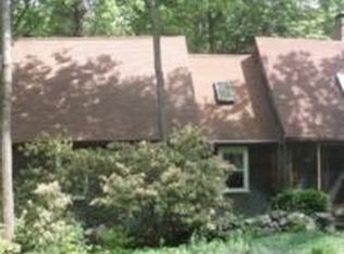 20 Schoolhouse Rd, Amherst, MA 01002