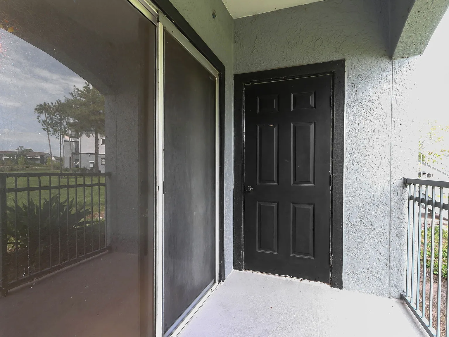 Bright and spacious 2/2 with washer, dryer and balcony — Photo 4