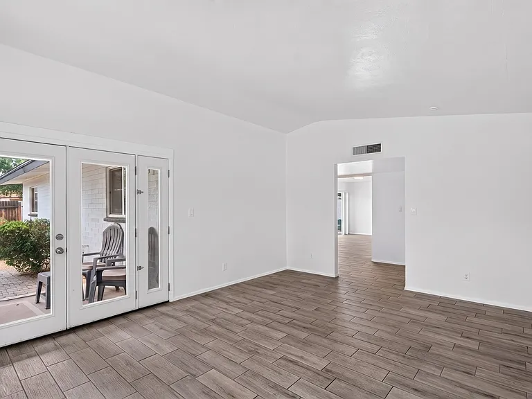 4720 N Miller Rd — Photo 9
