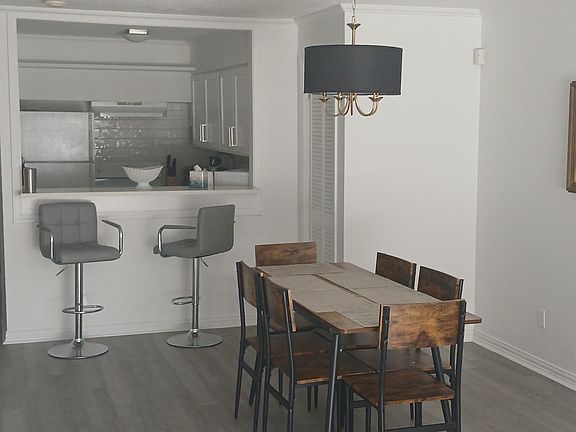 Dining Room & Bar