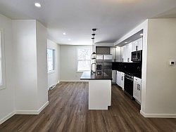 4th image of 806 Ridge Ave