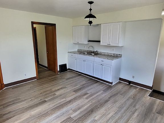 3rd image of 1603 Broadway Dr