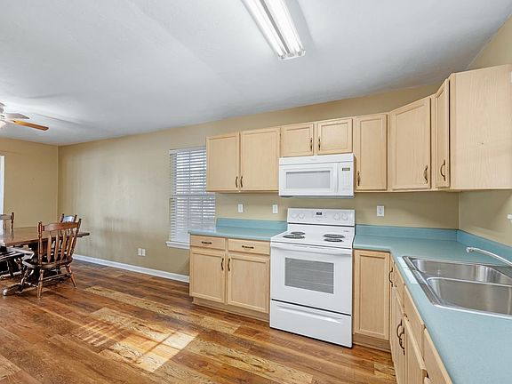 5th image of 3280 Ed Gordon Dr
