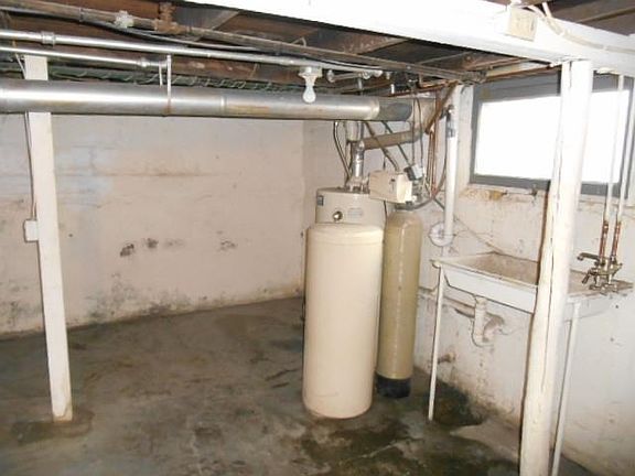 4th image of 615 W 8th St