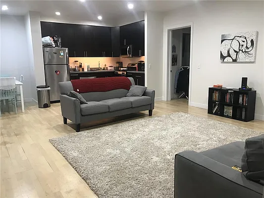 Rented by R New York | media 18