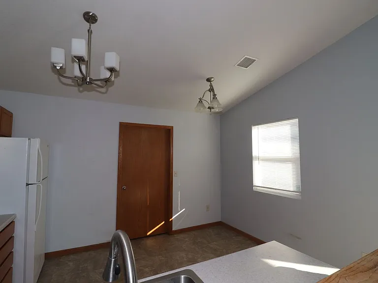 1618 Clover Dr — Photo 8