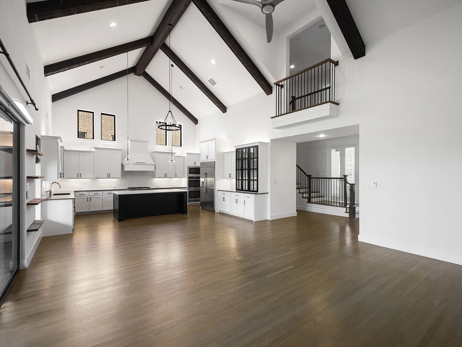 5 bed, 4861 sqft, $5,850 — Photo 2