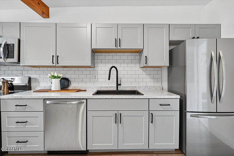 4th image of 137 Viall Avenue