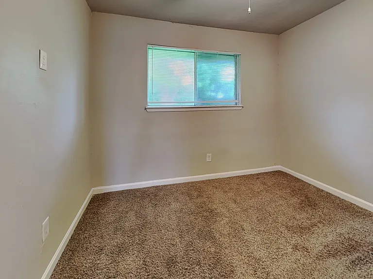 Spacious corner room with neut