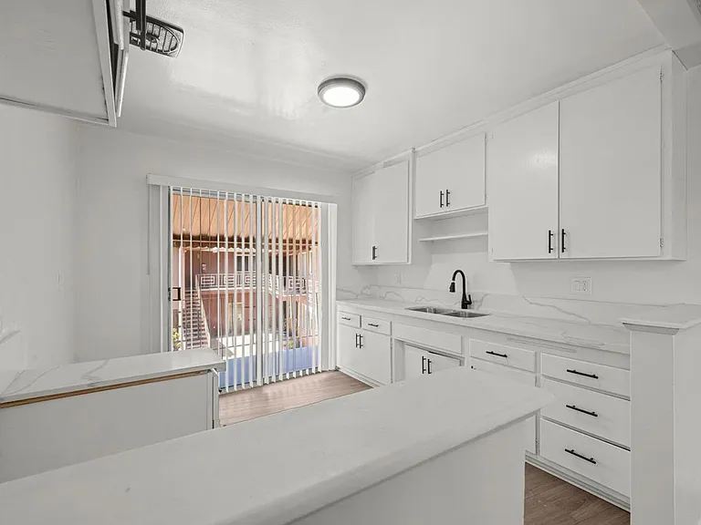 3907 Roxanne Ave #6A — Photo 2