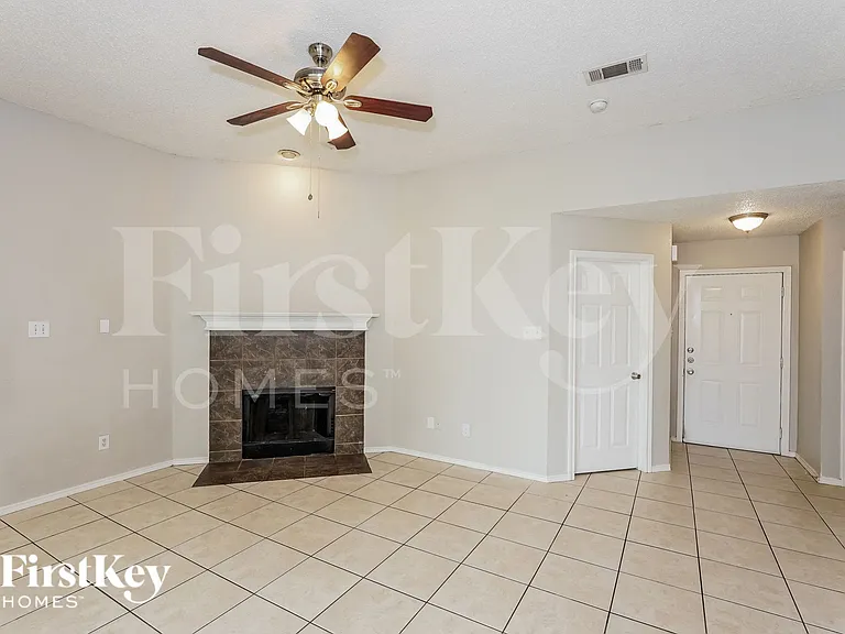 1000 High Crest Dr — Photo 2