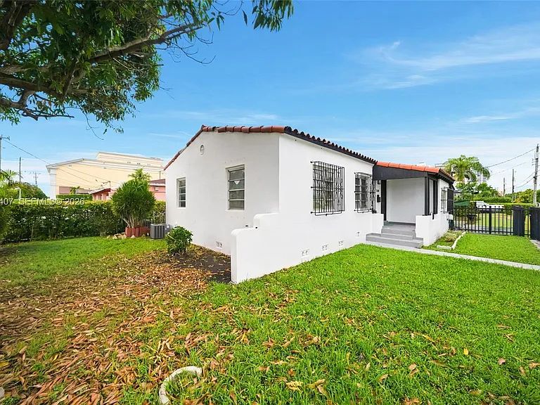 3500 NW 1st St #MAIN HOUSE — Photo 16