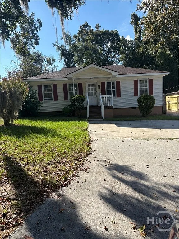 3 bed, 1.0 bath, 1026 sqft, $1,600 — Photo 2