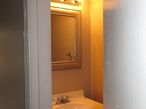 4th image of 872 Meadow Glen Ave