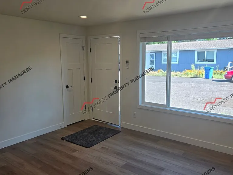 2803 Borst Ave — Photo 2
