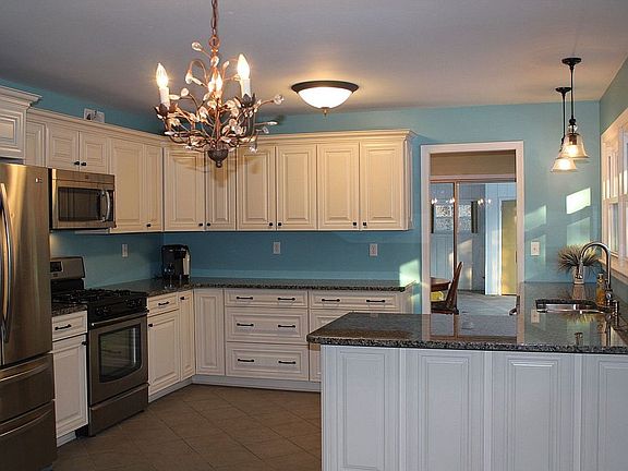 Casual dining is easy in the New Kitchen