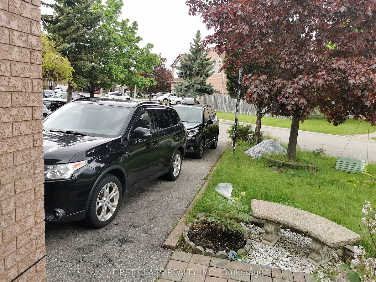 Photo 2 of 13 - 1300 Wesson Ct #2 - Mississauga, ON Building Photo - 1300 Wesson Ct #2