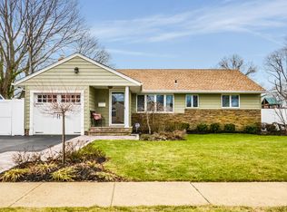 142 Berkeley Pl, Massapequa, NY 11758