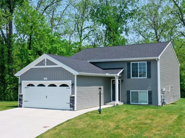 669 S Cygnet Lake Dr, Benton Harbor, MI 49022