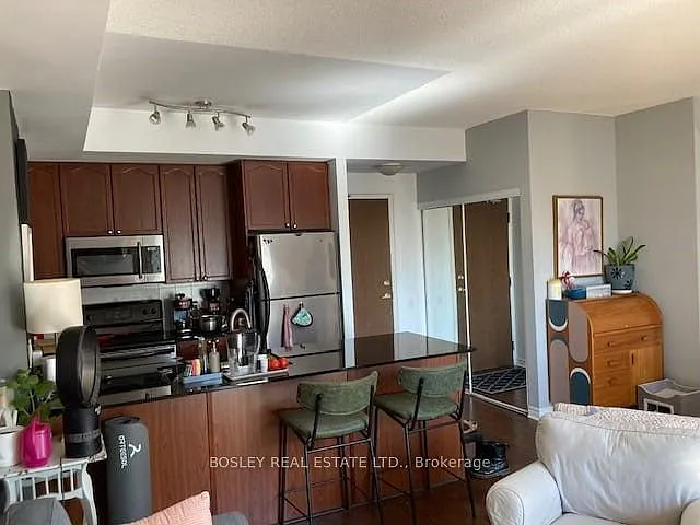 4196 Dundas St W #605 — Photo 2