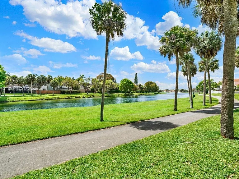 10421 Mahogany Key Cir #325 — Photo 18
